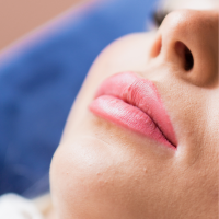 Lippigmentatie met machine